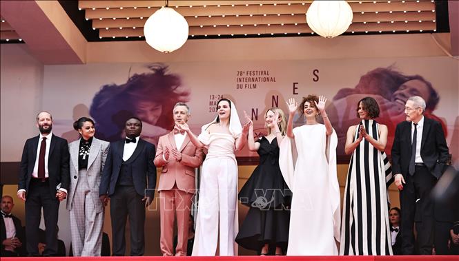 Liên hoan phim (LHP) Cannes lần thứ 78, sự kiện điện ảnh danh giá bậc nhất hành tinh, diễn ra từ ngày 13 đến 24/5/2025 tại Cannes, Pháp. Năm nay, 22 tác phẩm điện ảnh đầy hứa hẹn sẽ bước vào một cuộc tranh tài nghệ thuật kịch tính, với mục tiêu cao nhất - Cành cọ Vàng danh giá. Ảnh: Các thành viên ban giám khảo trên thảm đỏ LHP Cannes lần thứ 78, ngày 13/5/2024. THX/TTXVN