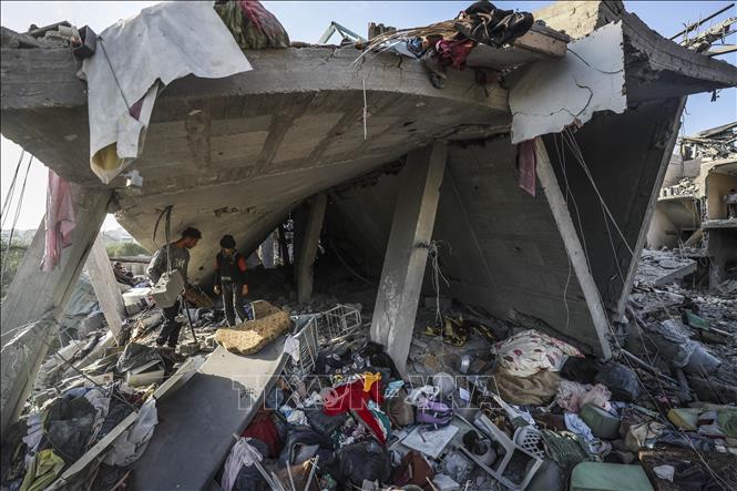 Ngày 14/5/2025, cơ quan y tế tại Dải Gaza cho biết các cuộc không kích của quân đội Israel đã khiến ít nhất 80 người Palestine thiệt mạng trên khắp vùng lãnh thổ này trong bối cảnh Israel đang đẩy mạnh không kích trong khi Tổng thống Mỹ Donald Trump đang có chuyến công du Trung Đông. Ảnh: Cảnh đổ nát sau vụ không kích của Israel tại Jabalia, Dải Gaza. THX/TTXVN