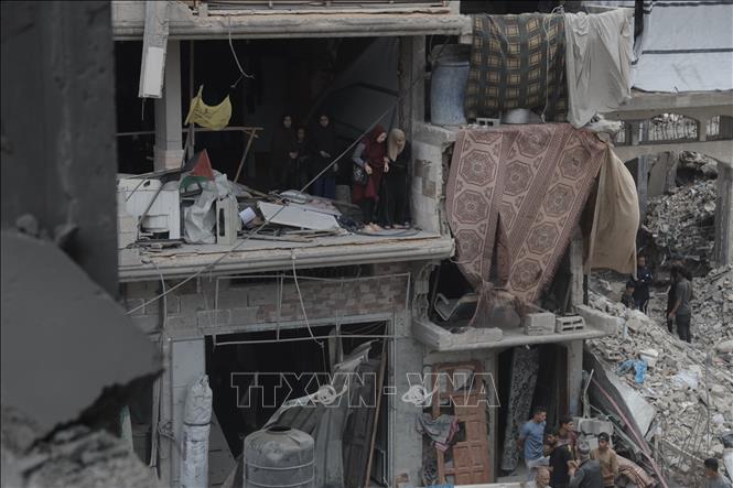 Ngày 14/5/2025, cơ quan y tế tại Dải Gaza cho biết các cuộc không kích của quân đội Israel đã khiến ít nhất 80 người Palestine thiệt mạng trên khắp vùng lãnh thổ này trong bối cảnh Israel đang đẩy mạnh không kích trong khi Tổng thống Mỹ Donald Trump đang có chuyến công du Trung Đông. Ảnh: Tòa nhà bị phá hủy sau vụ không kích của Israel tại Jabalia, Dải Gaza. THX/TTXVN
