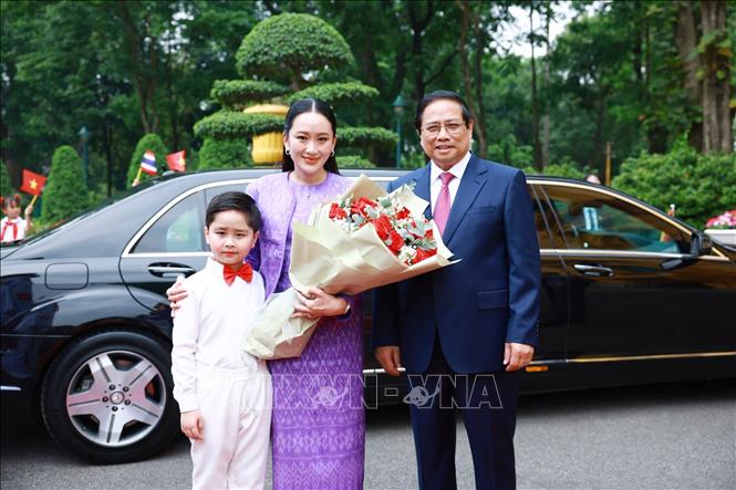 Thủ tướng Phạm Minh Chính đón Thủ tướng Thái Lan Paetongtarn Shinawatra. Ảnh: Dương Giang - TTXVN