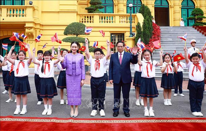 Thủ tướng Phạm Minh Chính và Thủ tướng Thái Lan Paetongtarn Shinawatra với thiếu nhi Thủ đô Hà Nội. Ảnh: Dương Giang - TTXVN