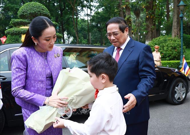 Thiếu nhi Thủ đô Hà Nội tặng hoa chào mừng Thủ tướng Thái Lan Paetongtarn Shinawatra. Ảnh: Dương Giang-TTXVN