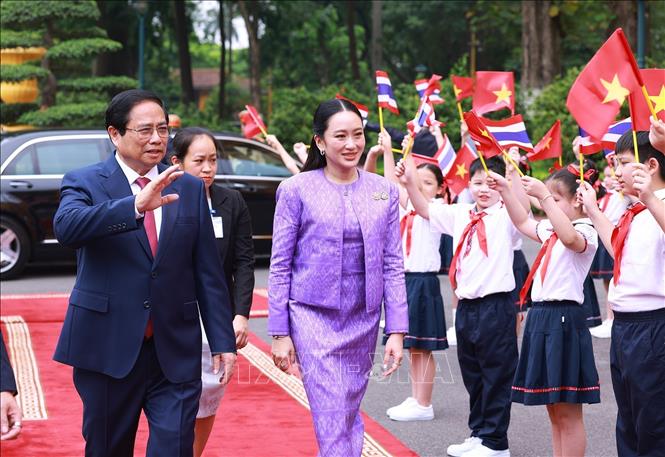 Thủ tướng Phạm Minh Chính và Thủ tướng Thái Lan Paetongtarn Shinawatra với thiếu nhi Thủ đô. Ảnh: Dương Giang-TTXVN