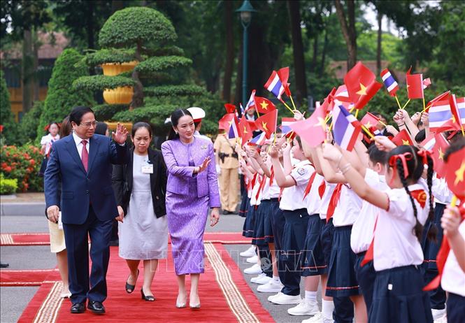 Thiếu nhi Thủ đô Hà Nội chào mừng Thủ tướng Thái Lan Paetongtarn Shinawatra. Ảnh: Dương Giang-TTXVN