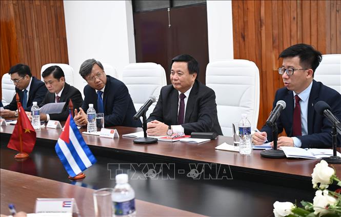 Đồng chí Nguyễn Xuân Thắng trong cuộc gặp đồng chí Roberto Morales Ojeda, Ủy viên Bộ Chính trị, Thường trực Ban Bí thư Đảng Cộng sản Cuba. Ảnh: Việt Hùng - PV TTXVN tại Cuba