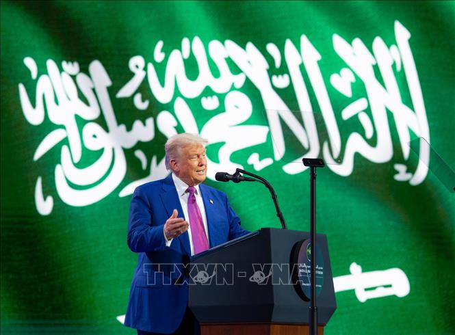 Phát biểu tại diễn đàn đầu tư Mỹ-Saudi Arabia ở Riyadh, Saudi Arabia (Ảrập Xêút), Tổng thống Mỹ Donald Trump tuyên bố sẽ dỡ bỏ toàn bộ các lệnh trừng phạt nhằm vào Syria, nhấn mạnh hiện tại “là lúc để Syria tiến về phía trước”. Ảnh: THX/TTXVN