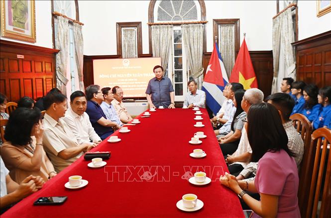 Đồng chí Nguyễn Xuân Thắng và Đoàn đại biểu gặp gỡ cán bộ Đại sứ quán Việt Nam và đại diện cộng đồng người Việt Nam tại Cuba. Ảnh: Việt Hùng - PV TTXVN tại Cuba