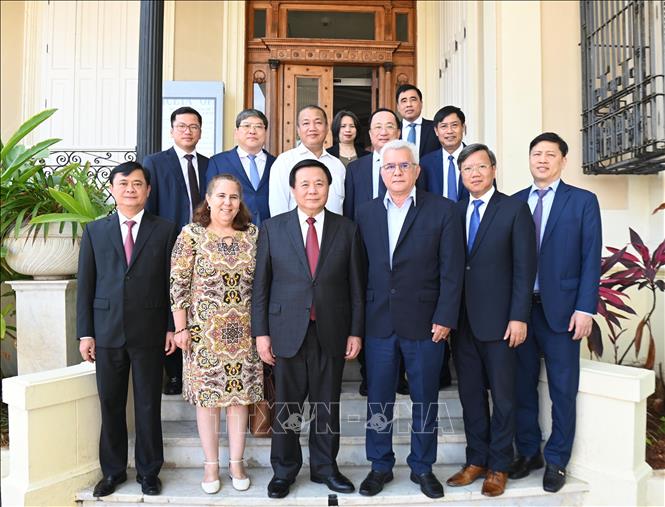 Đồng chí Nguyễn Xuân Thắng và đoàn đại biểu chụp ảnh lưu niệm với Ban Giám đốc Trung tâm Fidel. Ảnh: Việt Hùng - PV TTXVN tại Cuba
