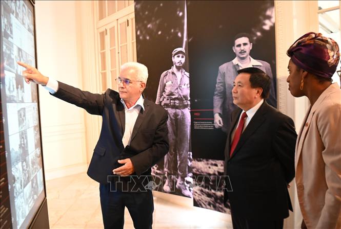 Giám đốc Trung tâm Fidel, đồng chí René González Barrios, giới thiệu với đồng chí Nguyễn Xuân Thắng về cuộc đời và sự nghiệp của Tổng tư lệnh Fidel Castro Ruz. Ảnh: Việt Hùng - PV TTXVN tại Cuba