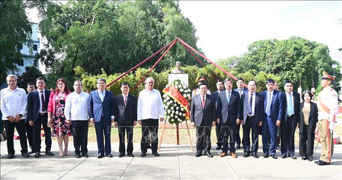 Đồng chí Nguyễn Xuân Thắng và đoàn đại biểu dâng hoa tại tượng đài Chủ tịch Hồ Chí Minh ở thủ đô La Habana. Ảnh: Việt Hùng - PV TTXVN tại Cuba