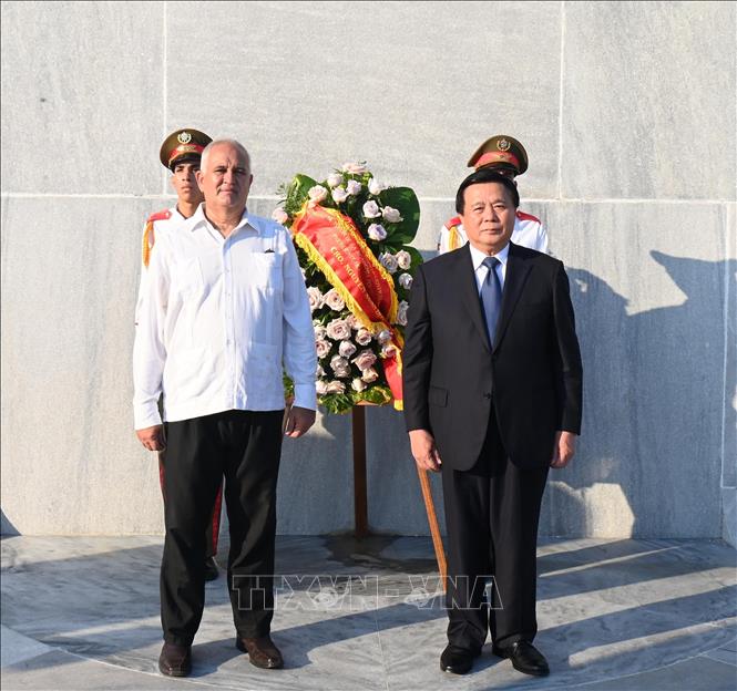 Đồng chí Nguyễn Xuân Thắng và Trưởng Ban Đối ngoại Trung ương Đảng Cộng sản Cuba Emilio Lozada García dâng hoa tại tượng đài José Martí. Ảnh: Việt Hùng - PV TTXVN tại Cuba