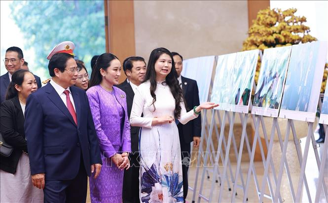 Thủ tướng Phạm Minh Chính và Thủ tướng Thái Lan Paetongtarn Shinawatra tham quan Trưng bày ảnh về quan hệ hợp tác giữa hai nước do Thông tấn xã Việt Nam thực hiện. Ảnh: Dương Giang-TTXVN
