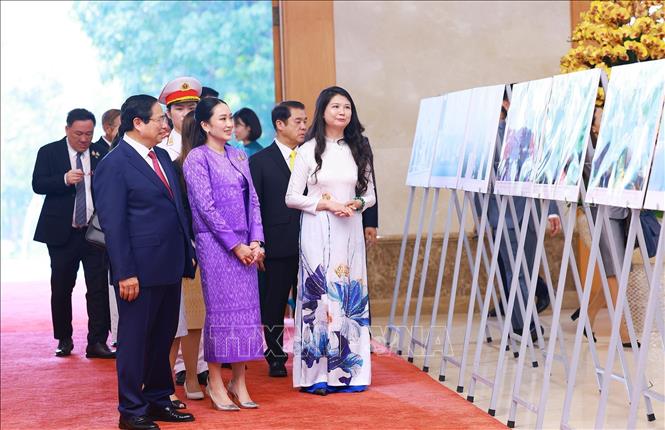 Thủ tướng Phạm Minh Chính và Thủ tướng Thái Lan Paetongtarn Shinawatra tham quan trưng bày ảnh về quan hệ hợp tác giữa hai nước do Thông tấn xã Việt Nam thực hiện. Ảnh: Dương Giang-TTXVN
