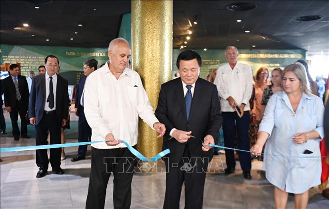 Đồng chí Nguyễn Xuân Thắng và đồng chí Emilio Lozada García, Trưởng Ban Đối ngoại Trung ương Đảng Cộng sản Cuba cắt băng khai mạc Triển lãm ảnh kỷ niệm 65 năm thiết lập quan hệ ngoại giao Việt Nam-Cuba. Ảnh: Việt Hùng - PV TTXVN tại Cuba
