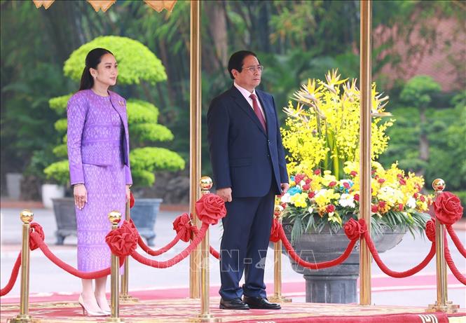 Thủ tướng Phạm Minh Chính và Thủ tướng Thái Lan Paetongtarn Shinawatra nghe quân nhạc cử Quốc thiều hai nước. Ảnh: Dương Giang-TTXVN
