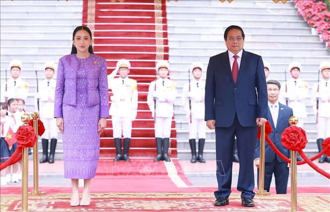 Thủ tướng Phạm Minh Chính và Thủ tướng Thái Lan Paetongtarn Shinawatra nghe quân nhạc cử Quốc thiều hai nước. Ảnh: Dương Giang-TTXVN
