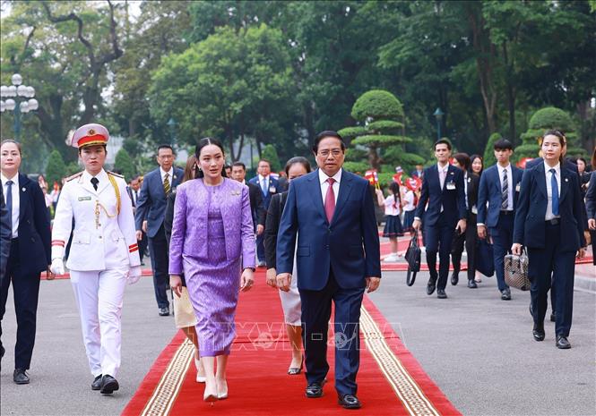 Thủ tướng Phạm Minh Chính và Thủ tướng Thái Lan Paetongtarn Shinawatra tại lễ đón. Ảnh: Dương Giang-TTXVN
