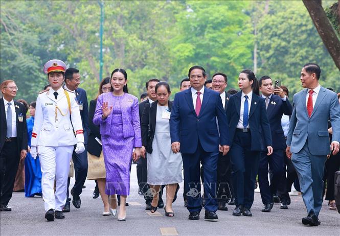 Thủ tướng Phạm Minh Chính và Thủ tướng Thái Lan Paetongtarn Shinawatra tại lễ đón. Ảnh: Dương Giang-TTXVN