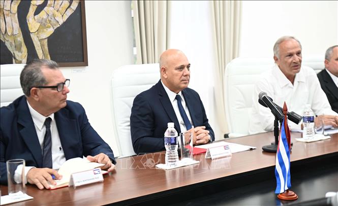 Đồng chí Roberto Morales Ojeda (giữa), Ủy viên Bộ Chính trị, Thường trực Ban Bí thư Đảng Cộng sản Cuba  tiếp Đoàn đại biểu cấp cao Đảng Cộng sản Việt Nam. Ảnh: Việt Hùng - PV TTXVN tại Cuba