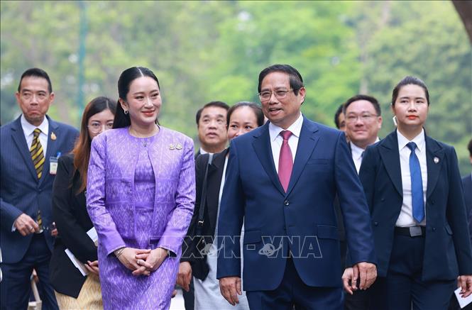 Thủ tướng Phạm Minh Chính và Thủ tướng Thái Lan Paetongtarn Shinawatra tại lễ đón. Ảnh: Dương Giang-TTXVN