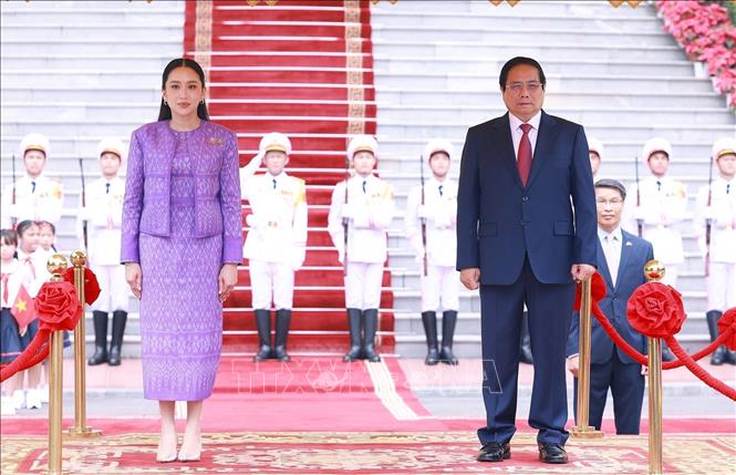 Prime Minister Pham Minh Chinh hosts a welcome ceremony for Prime Minister of Thailand Paetongtarn Shinawatra in Hanoi on May 16 morning. VNA Photo: Dương Giang