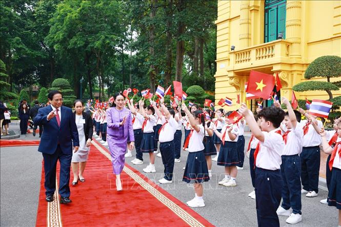 Prime Minister Pham Minh Chinh hosts a welcome ceremony for Prime Minister of Thailand Paetongtarn Shinawatra in Hanoi on May 16 morning. VNA Photo: Dương Giang