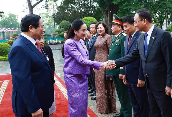 Thủ tướng Phạm Minh Chính giới thiệu với Thủ tướng Thái Lan Paetongtarn Shinawatra thành viên đoàn Việt Nam. Ảnh: Dương Giang-TTXVN
