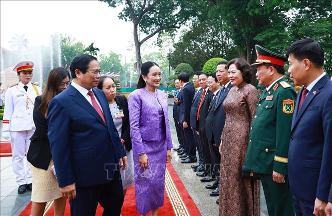 Thủ tướng Phạm Minh Chính giới thiệu với Thủ tướng Thái Lan Paetongtarn Shinawatra thành viên đoàn Việt Nam. Ảnh: Dương Giang-TTXVN
