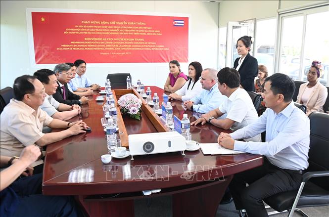Đồng chí Nguyễn Xuân Thắng và đoàn đại biểu làm việc với Ban giám đốc Khu công nghiệp ViMariel do Viglacera làm chủ đầu tư. Ảnh: Việt Hùng - PV TTXVN tại Cuba