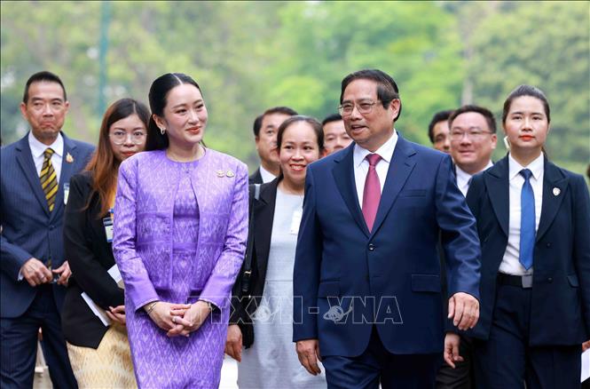 Prime Minister Pham Minh Chinh welcomes Prime Minister of Thailand Paetongtarn Shinawatra in Hanoi on May 16 morning. VNA Photo: Dương Giang