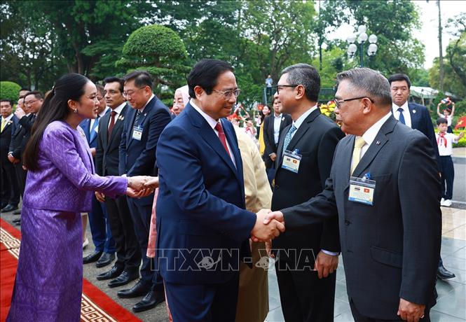 Thủ tướng Phạm Minh Chính và Thủ tướng Thái Lan Paetongtarn Shinawatra với đại diện các nước ASEAN tại Hà Nội. Ảnh: Dương Giang-TTXVN
