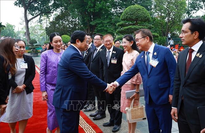 Thủ tướng Phạm Minh Chính và Thủ tướng Thái Lan Paetongtarn Shinawatra với đại diện các nước ASEAN tại Hà Nội. Ảnh: Dương Giang-TTXVN
