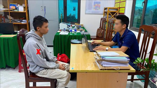 Đối tượng Nguyễn Duy Quang (trái) tại cơ quan điều tra. Ảnh: TTXVN phát