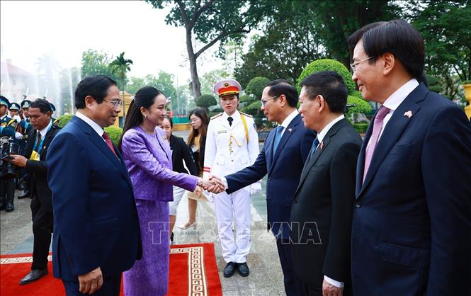 Thủ tướng Phạm Minh Chính giới thiệu với Thủ tướng Thái Lan Paetongtarn Shinawatra thành viên đoàn Việt Nam. Ảnh: Dương Giang-TTXVN
