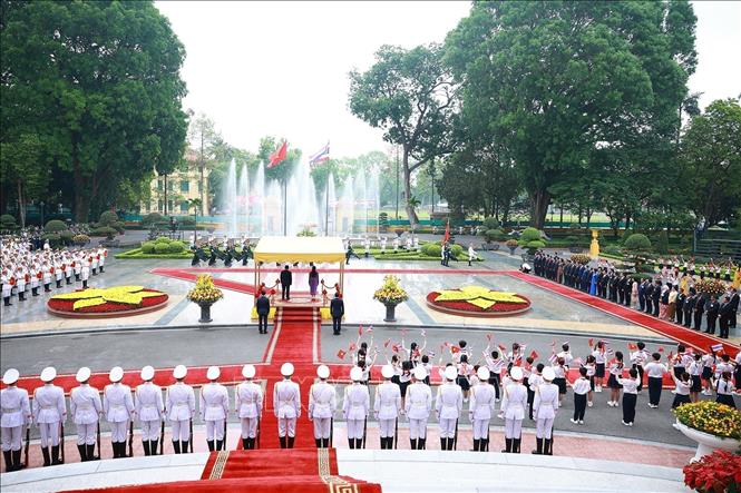 Prime Minister Pham Minh Chinh hosts a welcome ceremony for Prime Minister of Thailand Paetongtarn Shinawatra in Hanoi on May 16 morning. VNA Photo: Dương Giang