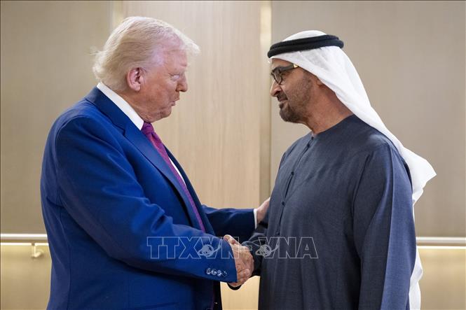 Tổng thống Mỹ Donald Trump đã chọn 3 quốc gia Vùng Vịnh là điểm đến trong chuyến công du nước ngoài chính thức đầu tiên của nhiệm kỳ 2, thể hiện ưu tiên rõ ràng trong chính sách đối ngoại của Nhà Trắng. Chuyến thăm mang theo nhiều thông điệp, không chỉ nhằm tìm kiếm các thỏa thuận kinh tế quy mô lớn, mà còn tái khẳng định cam kết của Washington với các đồng minh then chốt, cũng như với an ninh và địa chính trị tại khu vực “điểm nóng” này. Ảnh: Tổng thống Mỹ Donald Trump (trái) và Tổng thống UAE Sheikh Mohamed bin Zayed Al Nahyan tại cuộc gặp ở Abu Dhabi ngày 15/5/2025. AA/TTXVN