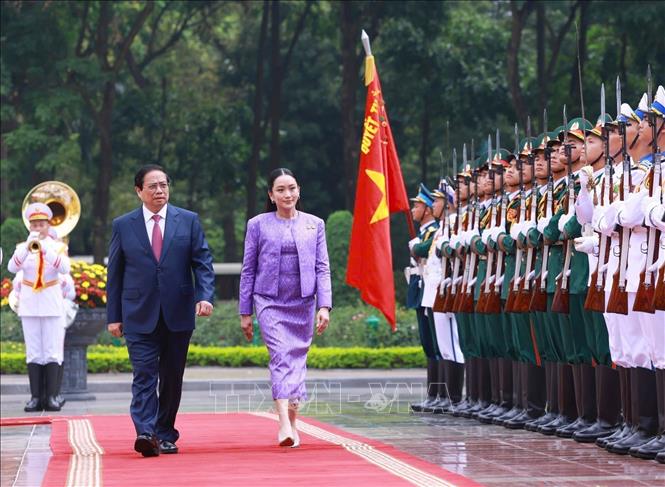 Prime Minister Pham Minh Chinh and Prime Minister of Thailand Paetongtarn Shinawatra review the guards of honour at the welcome ceremony. VNA Photo: Dương Giang