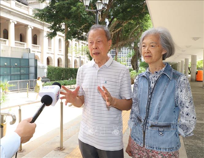 Nhà nghiên cứu Lý Minh Hán cùng vợ Phùng Lệ Quyên trả lời phỏng phóng viên TTXVN. Ảnh: Ảnh: Xuân Vịnh-PV TTXVN tại Hong Kong