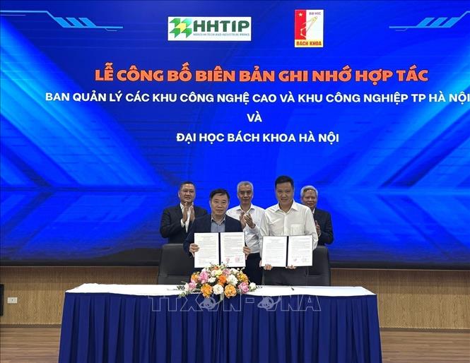 Lễ ký kết giữa các đơn vị hợp tác. Ảnh: Quốc Luỹ - TTXVN