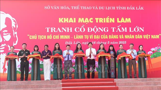 Các đại biểu cắt băng khai mạc Triển lãm. Ảnh: Nguyên Dung - TTXVN