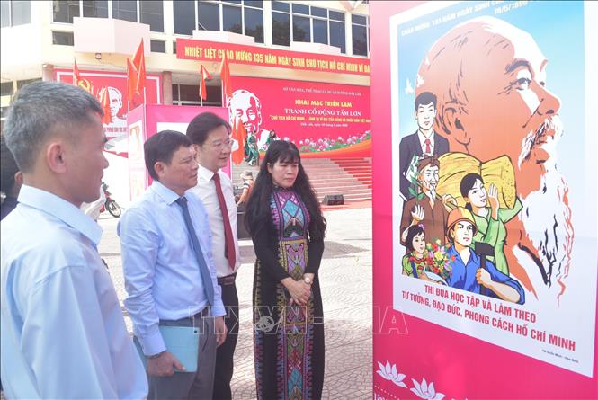 Lãnh đạo tỉnh Đắk Lắk tham quan Triển lãm. Ảnh: Nguyên Dung - TTXVN