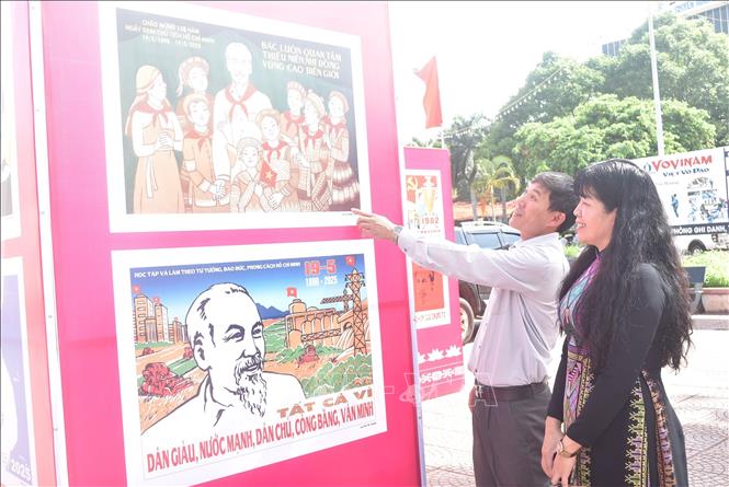 Khách tham quan triển lãm. Ảnh: Nguyên Dung - TTXVN