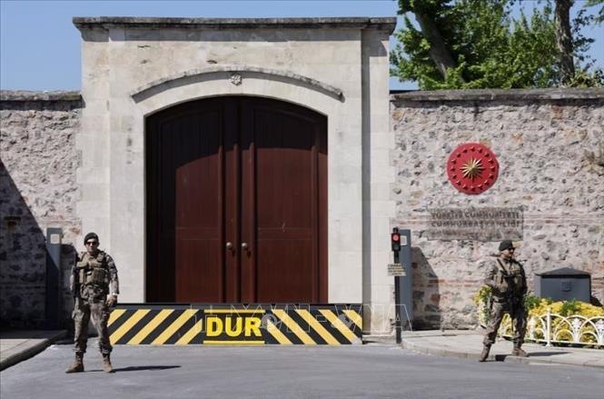 Hãng tin TASS cho biết đàm phán giải quyết xung đột Nga - Ukraine tại Istanbul, Thổ Nhĩ Kỳ sẽ diễn ra dưới định dạng ba bên thay vì song phương và dự kiến tổ chức trong ngày 16/5/2025. Các cuộc tiếp xúc riêng biệt đang được lên kế hoạch giữa Nga, Ukraine và Thổ Nhĩ Kỳ. Trong khi đó, hãng tin Anadolu của Thổ Nhĩ Kỳ đưa tin các phái đoàn Ukraine, Nga và Mỹ sẽ nhóm họp trong ngày 16/5 tại Istanbul. Ảnh: Binh sĩ gác bên ngoài Cung điện Dolmabahce, nơi diễn ra cuộc đàm phán trực tiếp Nga - Ukraine. REUTERS/TTXVN