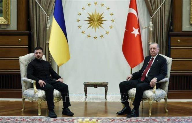 Hãng tin TASS cho biết đàm phán giải quyết xung đột Nga - Ukraine tại Istanbul, Thổ Nhĩ Kỳ sẽ diễn ra dưới định dạng ba bên thay vì song phương và dự kiến tổ chức trong ngày 16/5/2025. Các cuộc tiếp xúc riêng biệt đang được lên kế hoạch giữa Nga, Ukraine và Thổ Nhĩ Kỳ. Trong khi đó, hãng tin Anadolu của Thổ Nhĩ Kỳ đưa tin các phái đoàn Ukraine, Nga và Mỹ sẽ nhóm họp trong ngày 16/5 tại Istanbul. Ảnh: Tổng thống Thổ Nhĩ Kỳ Tayyip Erdogan (phải) và Tổng thống Ukraine Volodymyr Zelensky tại cuộc gặp ở Ankara ngày 15/5/2025. REUTERS/TTXVN