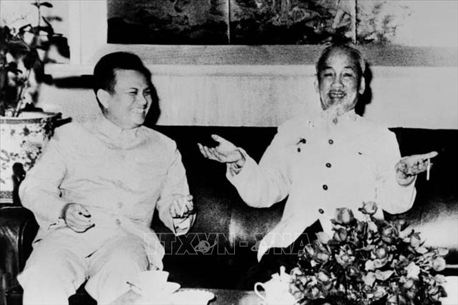 Chủ tịch Hồ Chí Minh tiếp thân mật với đồng chí Kaysone Phomvihane, Trưởng đoàn đại biểu Đảng và Mặt trận Lào yêu nước sang thăm hữu nghị Việt Nam (năm 1966). Ảnh: Tư liệu TTXVN