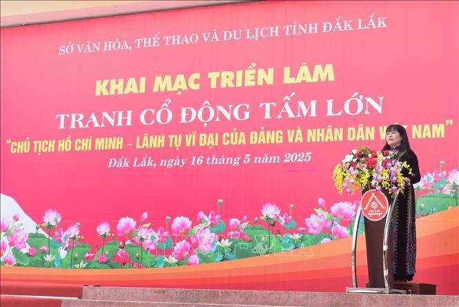 Bà Nguyễn Thụy Phương Hiếu, Phó Giám đốc Sở Văn hoá, Thể thao và Du lịch tỉnh Đắk Lắk phát biểu khai mạc triển lãm. Ảnh: Nguyên Dung - TTXVN