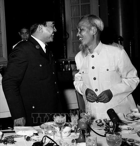 Chủ tịch Hồ Chí Minh với Tổng thống Indonesia Sukarno sang thăm hữu nghị Việt Nam (24/6/1959). Ảnh: TTXVN