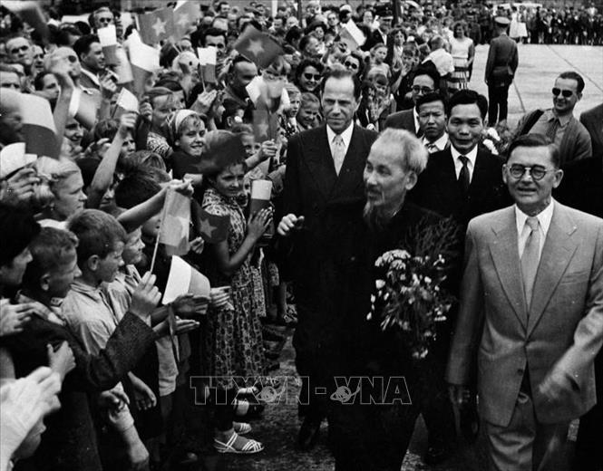Lãnh đạo Đảng, Nhà nước Ba Lan cùng đông đảo người dân thủ đô Varsava nồng nhiệt chào đón Chủ tịch Hồ Chí Minh thăm chính thức Ba Lan, ngày 21/7/1957. Ảnh: TTXVN