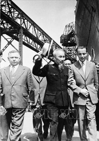 Chủ tịch Hồ Chí Minh thăm nhà máy đóng tàu Gdynia trong chuyến thăm Ba Lan (23/7/1957). Ảnh: TTXVN