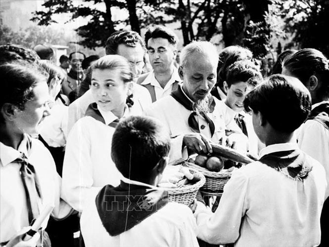 Chủ tịch Hồ Chí Minh đến thăm thiếu niên Bulgaria tại Cung Thiếu niên ở thủ đô Sofia (16/8/1957). Ảnh: TTXVN